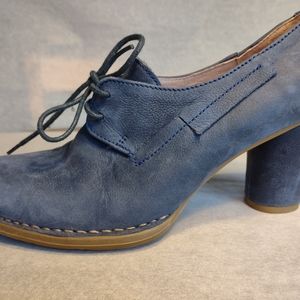 El Naturalists Blue Suede Oxford pump.